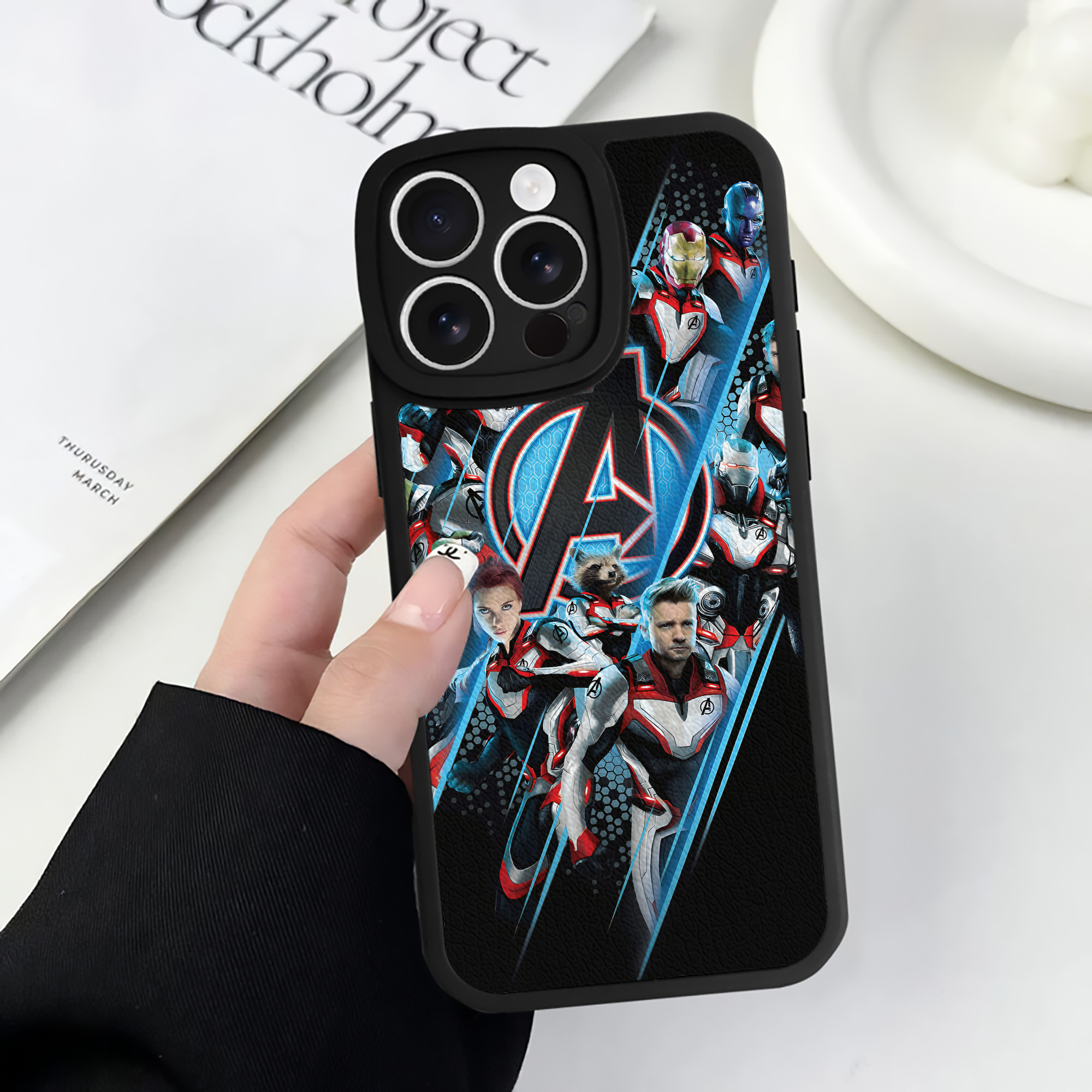 （画像用） アベンジャーズ The Avengers 【iPhone 16シリーズ対応】シリコンスマホケース（レザー調） 材質：シリコン
